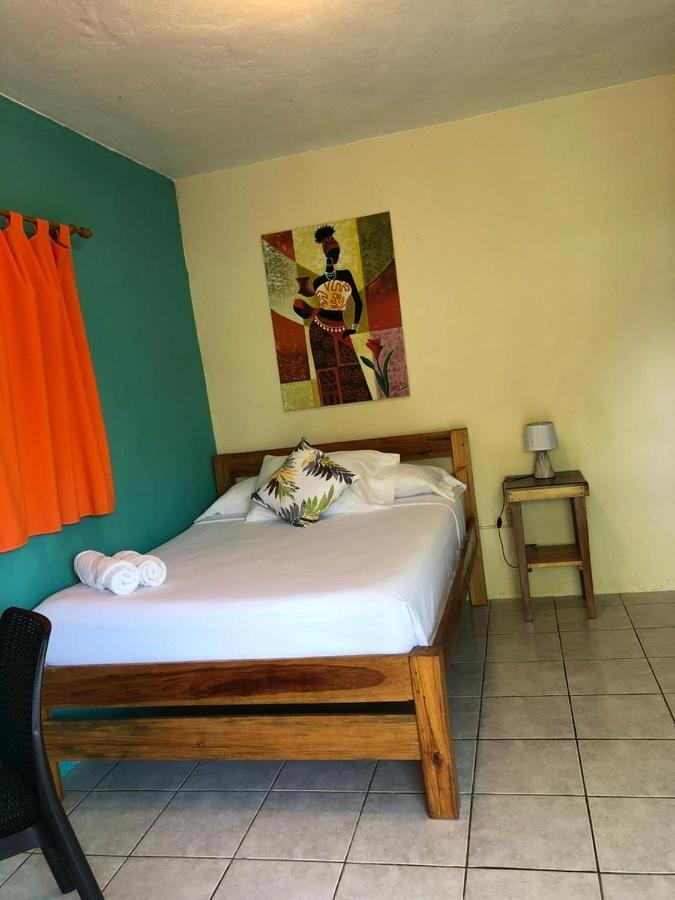 Sunshine Hotel *